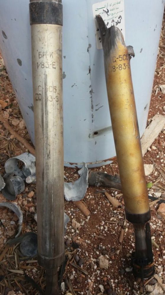 Остатки неуправляемых авиационных ракет С-5СБ, найденные на месте нападения на колонну (фото «Сирийской гражданской обороны», опубликованное Washington Post)